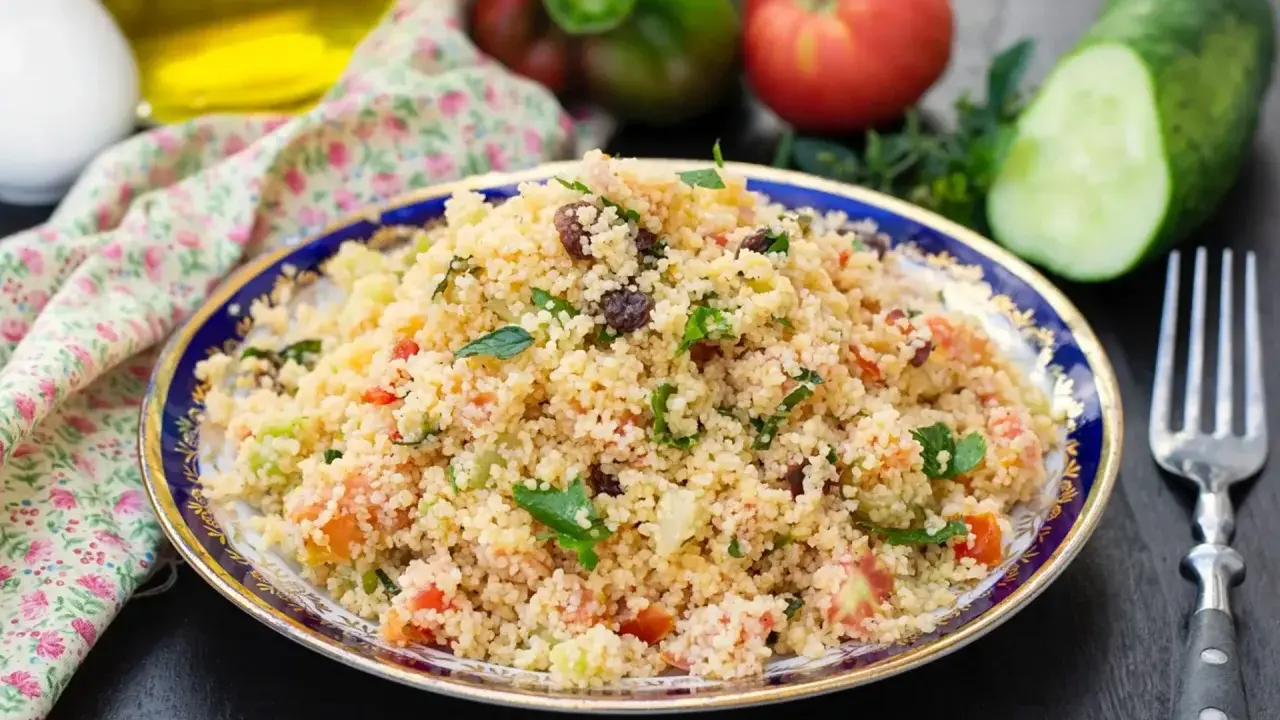 Taboulé coloré avec poivron, tomates, concombre et raisins secs. Une recette fraîche et savoureuse.