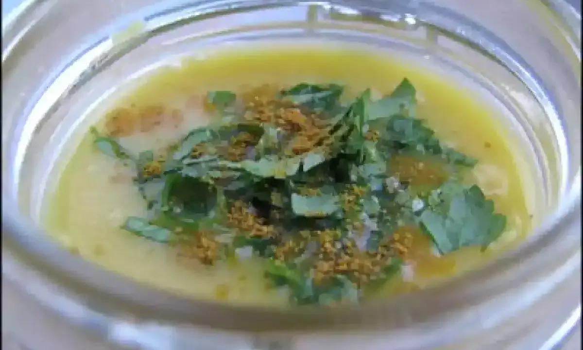 Soupe réconfortante dans un bocal, garnie de persil frais et d'épices. Une recette entrée hiver facile et savoureuse.