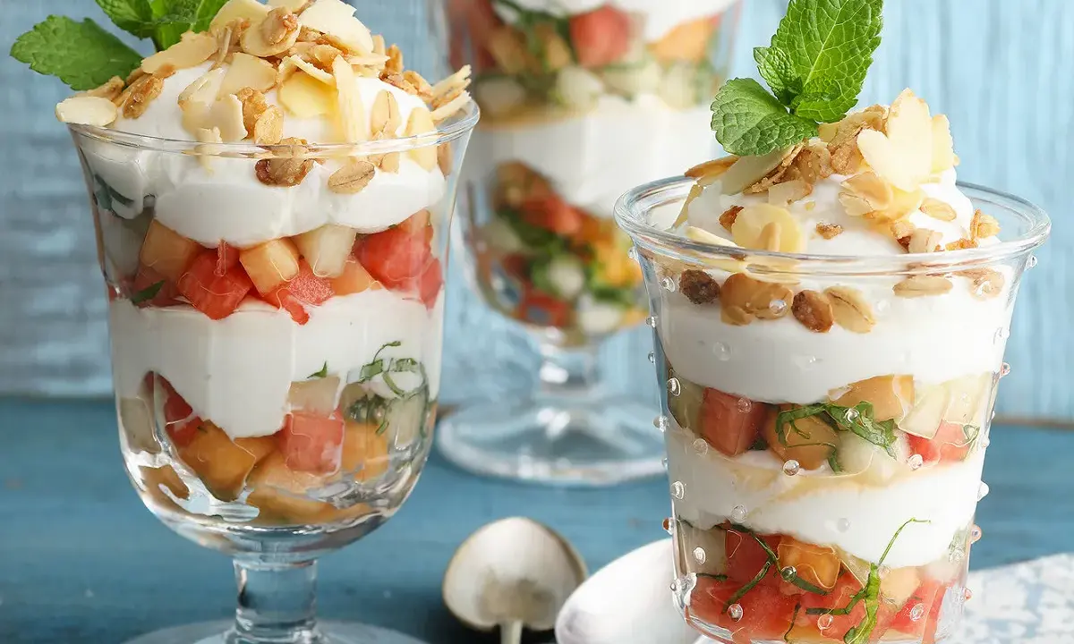 Verrine melon dessert : couches de fruits frais (melon, pastèque), crème onctueuse, amandes effilées et menthe. Un délice estival.