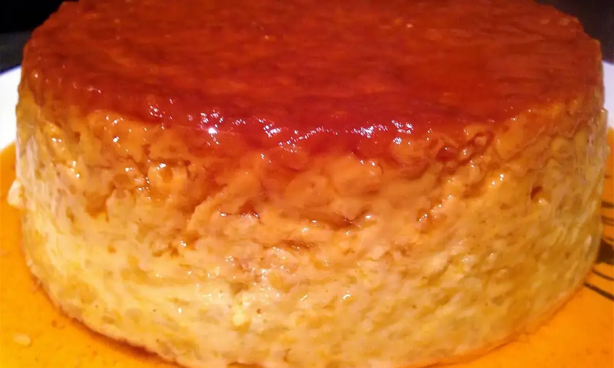 Un délicieux gâteau de riz crémeux, nappé d'un caramel doré et coulant. Un vrai régal pour les yeux et les papilles !