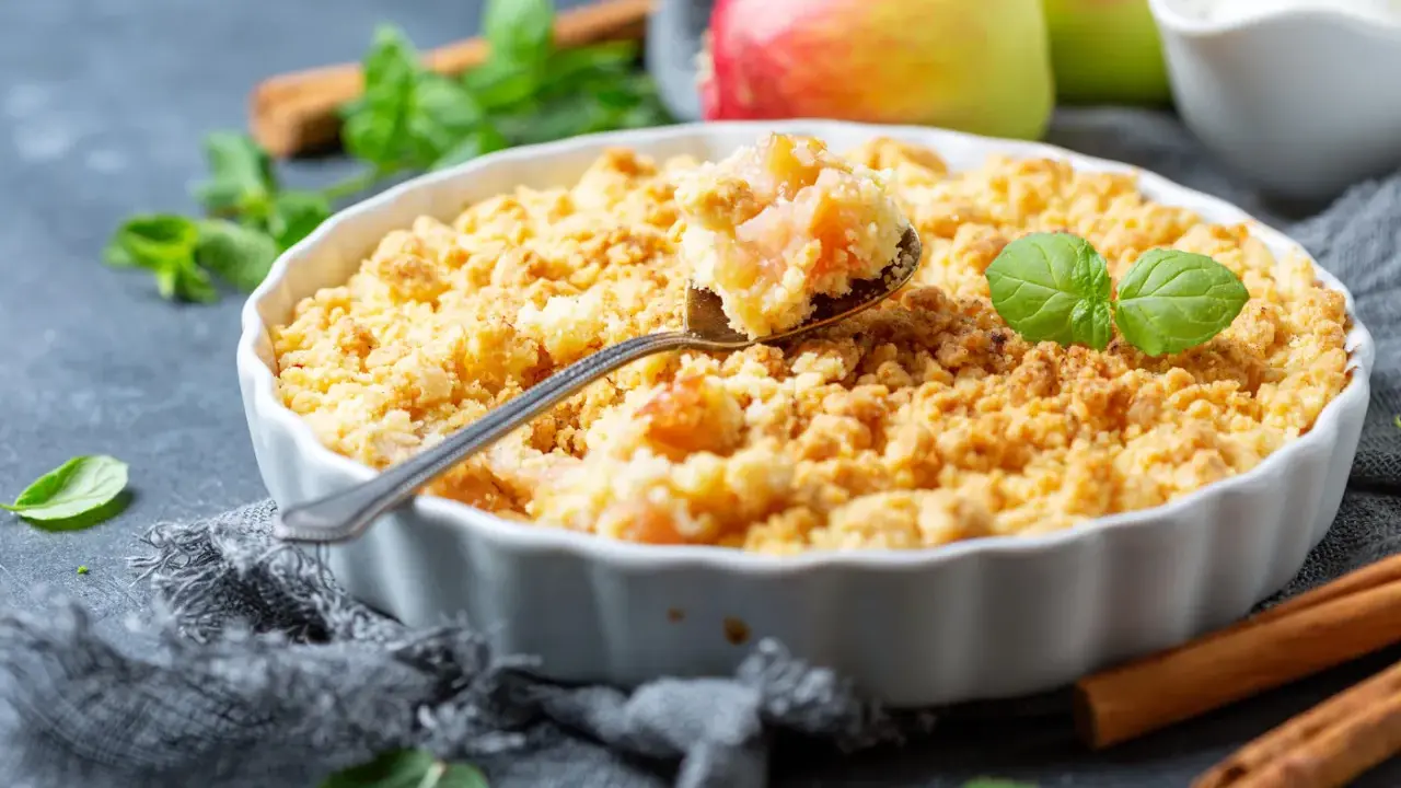 Un délicieux crumble aux pommes, prêt à être dégusté. Une recette réconfortante pour un dessert parfait.