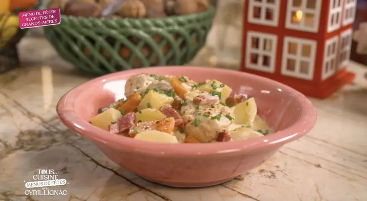 Un plat réconfortant de poulet à la crème façon grand-mère, avec pommes de terre et lardons, garni de ciboulette.
