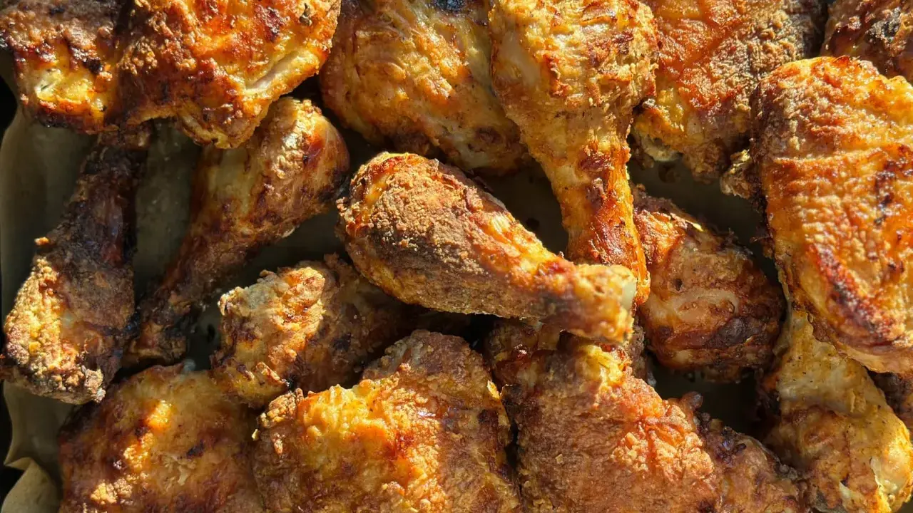 Un assortiment appétissant d'ailerons de poulet frits, dorés et croustillants, prêts à être dégustés.
