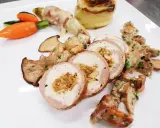 Délicieuse ballotine de volaille farcie, servie avec des champignons, des légumes croquants et une purée de pommes de terre gratinée.