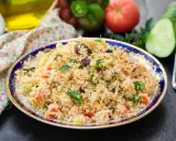 Taboulé coloré avec poivron, tomates, concombre et raisins secs. Une recette fraîche et savoureuse.