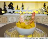 Panna cotta salée aux crevettes et mangue, décorée d'aneth. Un délice festif pour les fêtes.