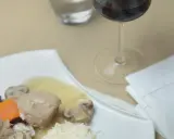 Un verre de vin rouge accompagne une blanquette de veau avec riz et champignons. Quel vin avec une blanquette de veau ?