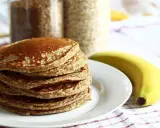 Pile de pancakes aux pois chiche, dorés et moelleux, accompagnés d'une banane. Parfait pour un petit-déjeuner sain.
