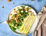 Salade de pois chiches, roquette et fromage frais, accompagnée d'asperges au four assaisonnées.