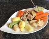 Tête de veau savoureuse accompagnée de carottes, pommes de terre et poireaux, le tout servi avec une sauce tartare crémeuse.