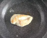 Escalope de poulet dorée dans une poêle, étape clé d'une recette facile et savoureuse.