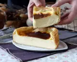 Un flan pâtissier aux bords dorés et à la crème onctueuse, une part est soulevée, révélant sa texture.