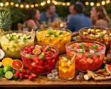 Plusieurs grands bols de punch fruit rouge et d'autres fruits tropicaux, prêts pour une fête d'été.