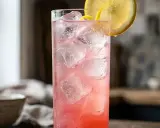 Un cocktail à base de rosé, pétillant et rafraîchissant, garni d'une tranche de citron et d'une torsade de zeste.