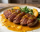 Délicieuse recette aiguillettes de canard à la poêle, nappées d'une sauce orange et accompagnées de haricots verts.
