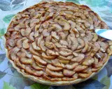 Tarte aux pommes et coings, dorée et appétissante, prête à être dégustée.