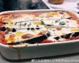 Plat gratiné de poulet et aubergine au four, nappé de sauce tomate et fromage fondant, garni de thym frais. Un délice pour votre recette poulet aubergine au four.