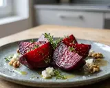 Assiette de betterave rouge cuite, garnie de fromage frais, noix et herbes. Une belle idée pour une recette betterave rouge cuite.