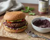 Burger végétarien savoureux avec avocat, tomate et chou rouge. Une recette facile à réaliser pour un repas sain et gourmand.
