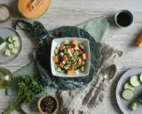 Salade fraîche et colorée : pastèque, melon, concombre, feta, arrosée d'une vinaigrette. Parfait pour l'été !