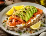 Un toast gourmand avec avocat, saumon fumé, fromage frais, câpres et citron. Un délice pour les papilles !