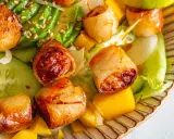 Rouleaux croustillants, avocat, mangue et concombre sur un lit de laitue. Une recette street food colorée et savoureuse.