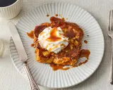 Pain perdu gourmand nappé d'une sauce caramel au miso, garni de crème fouettée. Servi avec une tasse de café et un verre de lait.