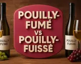 Bouteilles et verres de vin blanc, avec une étiquette comparant Pouilly-Fumé et Pouilly-Fuissé.