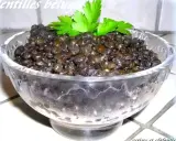 Lentilles beluga, parfaitement cuites, servies dans un bol en verre, garnies de persil frais. Un délice simple et sain.