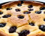 Tarte aux pruneaux, un délice comme la recette de grand-mère. Dorée et moelleuse, elle est parsemée de fruits savoureux.