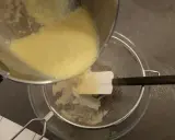 Filtrage de la crème anglaise pour une texture parfaite. Une spatule aide à racler le fond de la casserole.