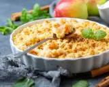 Un délicieux crumble aux pommes, prêt à être dégusté. Une recette réconfortante pour un dessert parfait.