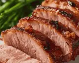 Tranches de magret de canard laqué, prêt à être dégusté. Une recette magret de canard en sauce qui promet un délice.