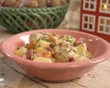 Un plat réconfortant de poulet à la crème façon grand-mère, avec pommes de terre et lardons, garni de ciboulette.