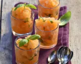 Recette soupe de melon apéritif : sorbet de melon frais aux feuilles de basilic dans des verres, prêt à déguster.