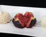 Une figue fraîche coupée en deux, servie avec deux boules de glace à la vanille. Un aperçu des 15 recettes étonnantes à la figue fraîche.