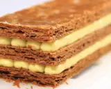 Un millefeuille croustillant aux couches de pâte feuilletée dorée et de crème pâtissière onctueuse. Une recette de mille feuille qui fait rêver.