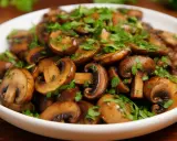 Champignons de Paris poêlés, parfaits pour une recette simple et savoureuse. Garniture de persil frais.