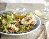 Salade verte avec chou-fleur rôti, lentilles, lardons et toasts au fromage bleu. Une idée de quoi mettre dans une salade verte pour un repas savoureux.
