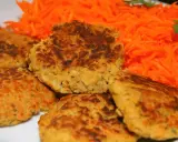 Galettes de pois chiche dorées et croustillantes, servies avec une généreuse portion de carottes râpées fraîches. Un délice végétarien !