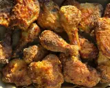 Un assortiment appétissant d'ailerons de poulet frits, dorés et croustillants, prêts à être dégustés.