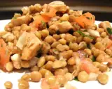 Salade de lentilles et poulet, garnie de dés de tomates et d'herbes fraîches. Un plat sain et savoureux.