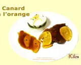 Un plat de canard à l'orange, avec du riz et des quartiers d'orange.