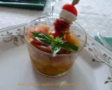 Verrine melon jambon cru : dés de melon, jambon cru, mozzarella et tomate cerise sur un pic. Une feuille de basilic décore ce délice.