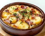 Un plat de tartiflette gratiné, avec des pommes de terre, du lard et du fromage fondu, parsemé de persil frais. Un délice à déguster avec un verre de vin blanc.