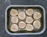 Dix roulés à la cannelle prêts pour la cuisson, une étape clé de la recette de cinnamon rolls.