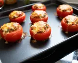 Tomates farcies au fromage fondant, prêtes à être dégustées après cuisson chaleur tournante.