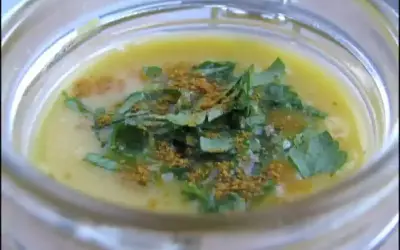Soupe réconfortante dans un bocal, garnie de persil frais et d'épices. Une recette entrée hiver facile et savoureuse.