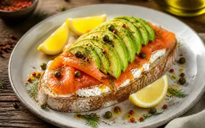 Un toast gourmand avec avocat, saumon fumé, fromage frais, câpres et citron. Un délice pour les papilles !