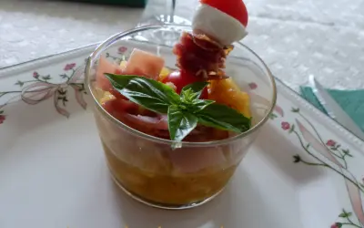 Verrine melon jambon cru : dés de melon, jambon cru, mozzarella et tomate cerise sur un pic. Une feuille de basilic décore ce délice.